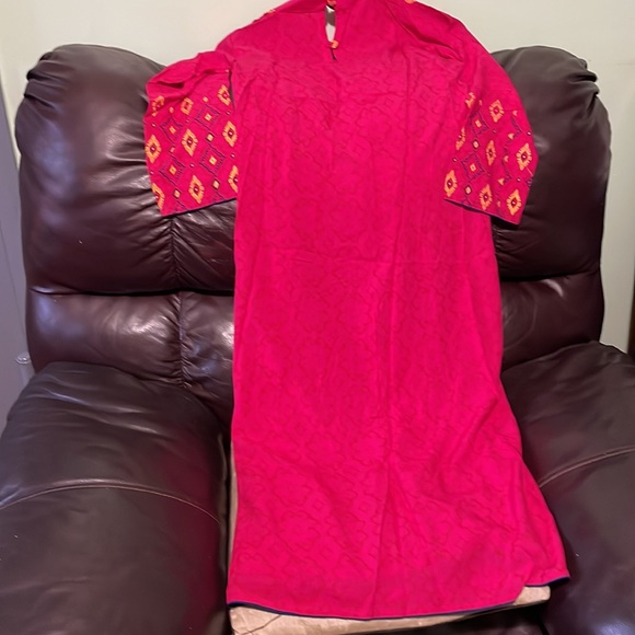 It is small for me. Indian Kurti, bright pink color with printed design 3/4 slee - Picture 11 of 13